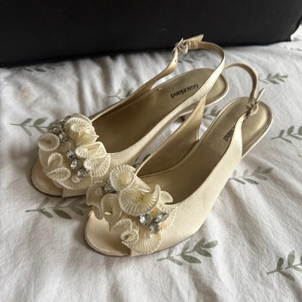 Elegant Cream Slingback Heels with Floral Embellishments
